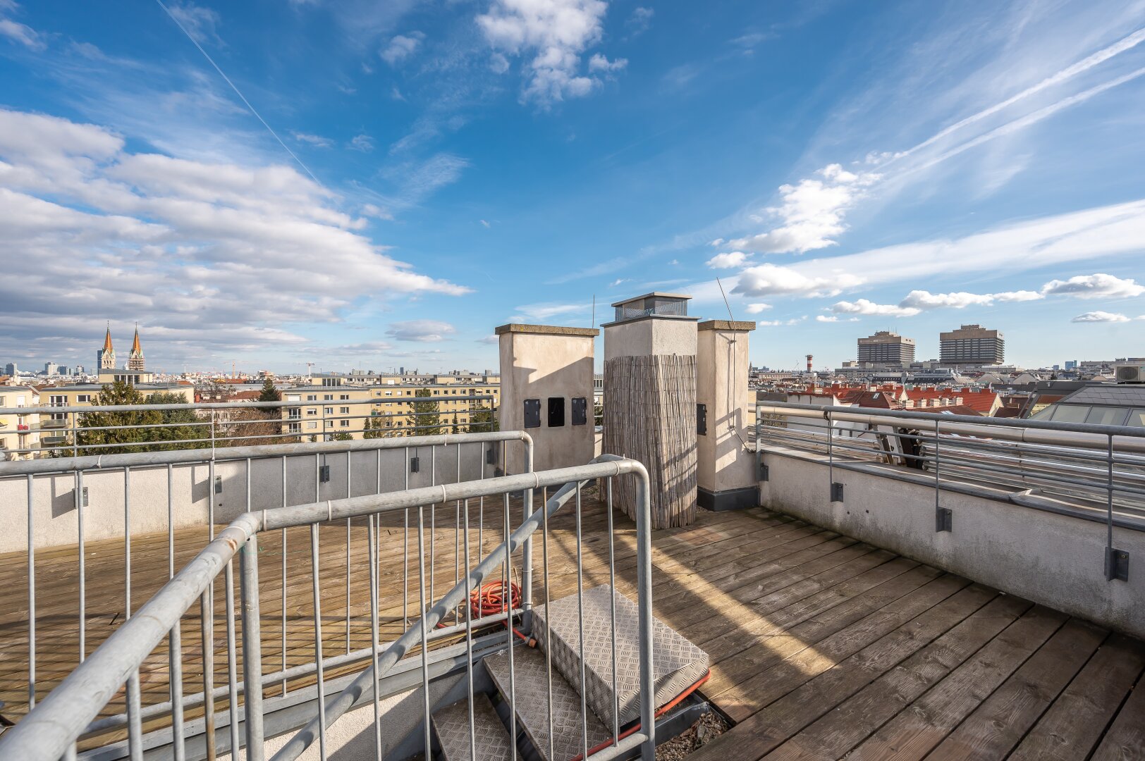 Designperle: Wohntraum auf 2 Etagen mit 30 m² Dachterrasse, nahe Kutschkermarkt